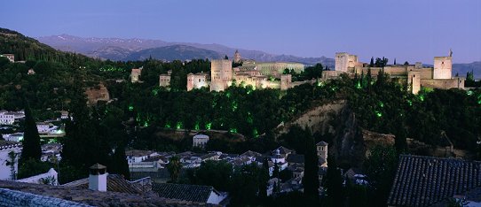 Die Alhambra mit Sierra Nevada