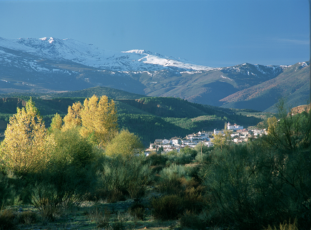 Die Albujarra mit der Sierra Nevada im Hintergrund